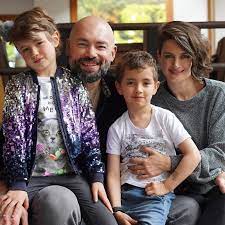 SANTIAGO CRUZ - A mi la paternidad me ha parecido la experiencia más  enriquecedora, y a la vez reveladora, de mi vida. Espero no darle tantos  motivos a mis hijos para ir