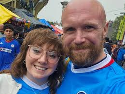 Adam Devonshire, bajista de la banda irlandesa Idles, se enamora de Cruz  Azul y se tatúa a su mascota 'Costalito'