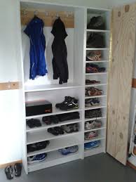 ikea billy boekenkast wordt schoenenkast en kapstok de kast rechts heeft een deelbare deur d m v een piano kast jassen billy boekenkast billy boekenkast hack