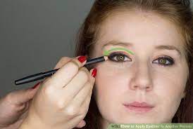 This will make the top of your cat eye look even. How To Apply Eyeliner To Another Person How To Apply Eyeliner How To Put Eyeliner Eyeliner For Beginners