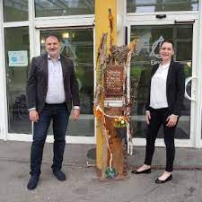 Pflegedienstleitung (pdl) ist eine berufsbezeichnung für eine leitende tätigkeit in deutschen krankenhäusern, pflegeeinrichtungen, ambulanten diensten und in rehakliniken. Aktuelle Meldungen Asklepios Gesundheitszentrum Aidenbach