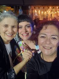 O canto vem de minha mãe, mas não é exatamente só desse lugar. Minha avó  materna cantava muito bem! Clarice, indígena, nascida numa aldeia em  Paraty, trouxe um olho puxado, que a