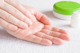 Wir hätten es auch nicht gedacht, aber dieses billige hausmittel bekämpft rissige hornhaut wie kein anderes aus dem drogeriemarkt! Hornhaut An Den Handen Entfernen So Klappt S Rundumgesund De