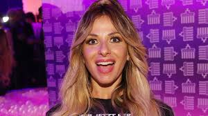 Established in 1957, the award is presented annually, with winners selected by the readers of bravo magazine.the award is presented in gold, silver and bronze and, since 1996, an honorary platinum statuette presented for lifetime achievement. Gulcan Kamps Rechnet Auf Instagram Mit Der Tv Branche Ab Gala De