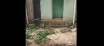 L'appareil se préparait à atterrir à new delhi lorsque l'équipage a découvert l'enfant mort dans les toilettes. Ghana Une Femme Retrouvee Morte Dans Les Toilettes D Un Camp De Priere Video