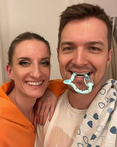 Viktor Vincze | …keď sa porotkyňa vráti pekne nalíčená z tlačovky @letsdance.markiza, na ktorej moderátor nebol, lebo organizoval preteky v štvornožkovaní,... | Instagram