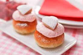 Ohhh, those delicious buns of delight and loveliness. Alskade Semla