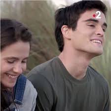 Actu, photos, diffusion, casting, épisodes. Theo Et Lea En Couple Le Baiser Dans Un Si Grand Soleil Sur France 2 Nouveautes Tele Com