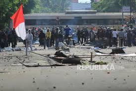 Hampir semua stasiun tv penyiaran baik tvri maupun tv swasta nasional telah memanfaatkan sistem teknologi penyiaran dengan teknologi digital khususnya pada sistem. Demo Di Cirebon Ricuh 112 Orang Diamankan Republika Online