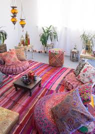 Give a lot of comfortable seating. Es Braucht Nicht Viel Um Eine Gemutliche Entspannungsoase Zu Gestalten Sitzkisse Chic Living Room Design Bohemian Room Decor Bohemian Interior Design Bedroom