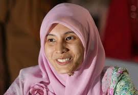 Nurul izzah dan shahrir mula berkenalan ketika bertemu di institut kajian dasar (satu institusi yang ditubuhkan oleh datuk seri anwar semasa menjadi timbalan perdana menteri malaysia dahulu). Nurul Izzah Anwar Complete Wiki Biography With Photos Videos