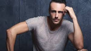 Bölümde kudret karakterini canlandıran murat balcı kolpa'nın gurur benim neyime adlı şarkısını gitarla çalıp söylüyor. Tutsak Dizisi Murat Murat Balci Kimdir Sevgilisi Yasi Boyu Dizihaberci