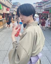 しょうき shokiはinstagramを利用しています 彼氏と浅草なう って友達に送っていいよう 気付いたら食べ物いっぱいで 両手塞がってたの図 笑笑 浅草 着物 メンズミディアム センターパート センターパート メンズ センター分け