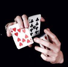 Set the deck on the table, and very cleanly, spread the cards to the face up card. Cartamagic Magic Playing Card Tricks Cartamundi