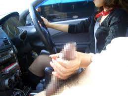 車内手コキエロ画像】ドライブ中にチンコを手で握り締めてゴシゴシする女性がエチエチすぎる！ | エロ画像チョイス