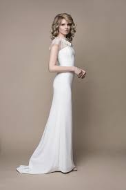 Wir bieten traumhaft schöne brautkleider aus edelsten stoffen, raffinierten details und in verschiedensten farbvarianten an. Schlichtes Boho Brautkleid Aus Seide Mit Schleppe Kleiderfreuden