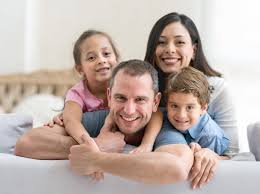Houve quem afirmasse que vem do latim fames (fome) e quem afirmasse que deriva do termo famulus (servente). Existe Uma Familia Perfeita