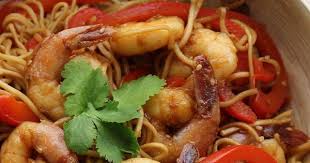 Recette Nouilles Sautees Aux Crevettes Caramelisees En Video Recette Cuisine Asiatique Nouilles Sautees Aux Crevettes Recette Asiatique