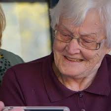 Smartphone Reminders Could Boost Memory in Older Adults With Dementia