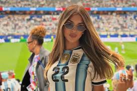 Agus Gandolfo mostró qué comió en pleno partido de la Argentina y levantó la polémica: “Aguante el chori, pero no me quejo”