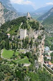 Massima serietà e disponibilità, l'orientamento al cliente e la capacità di comunicare e. Arco Castle Trentino Film Commission