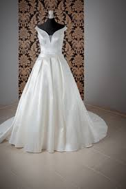 Ein königliches hochzeitskleid mit eleganter schleppe aus mikadostoff. Ispahan Brautkleid In Forchheim Kaufen Mein Fein