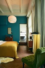 Chambre Bleu Canard Et Jaune Moutarde Avec Fauteuil En Velours Vert Capitonne Chambre Bleu Chambre Bleu Canard Chambre A Coucher Design