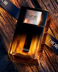 CELEBRA EL DÍA DEL PADRE CON DIOR HOMME PARFUM Una fragancia masculina  construida en torno a un iris tierno pero poderoso, entrelazado con maderas  ambarinas. Un sutil diálogo entre fuerza y elegancia: