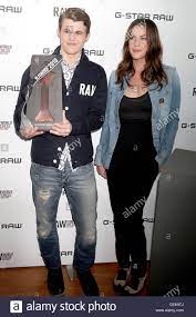 Blindfolded, carlsen can beat 10 strong players simultaneously as a sort of party trick. Magnus Carlsen Der Auf Platz Nummer Eins Schachspieler Der Welt Und Liv Tyler G Star Raw World Chess Challenge Anlasslich Des Cooper Square Hotel New York City Usa 10 09 10 Stockfotografie Alamy