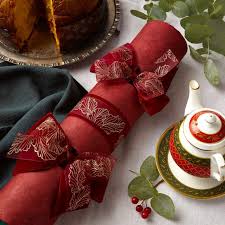 What's a festive feast without crossing arms with the loved ones next to us and breaking open christmas crackers, gleefully sharing the contents around the table? Luxury Christmas Crackers The Best Christmas Crackers For 2020