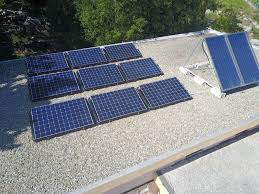 Un panneau solaire convertit la lumière du soleil en courant électrique ou en chaleur utilisée pour fournir de l'électricité à la maison ou au bâtiment. Autoconsommer Son Electricite Sur Toit Plat A Toulouse Est Ce Possible Devis Pour Faire Poser Des Panneaux Solaire A Toulouse