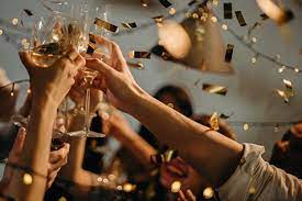 Silvester zuhause im aller engsten kreis zu feiern und gleichzeitig mit der ganzen welt das jahr mit einem knall zu beenden, das macht die ticketpay europe gmbh aus hamm aktuell mit ihrer. Silvesterparty Im Videochat Organisieren Silvester In Berlin