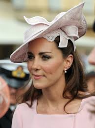 Derby hats kate middleton hats fancy hats royal fashion love hat red hats fascinator hats hats hat fashion. Kate Middleton Breaks Out A Familiar Pink Dress For Tea With The Queen Duchess Kate Kate Middleton Hats Kate Middleton Pictures