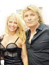 Magician hans klok is seen hanging from a rope, wearing a straitjacket, during a preview of his new show the new houdini at steintorplatz on. Magier Hans Klok Bringt Pamela Anderson Mit Nach Frankfurt Frankfurt Tipp