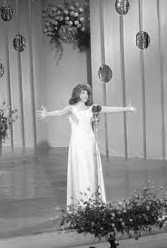 She started her artistic career in 1960 as a theatrical actress of bertolt brecht works under the direction of giorgio strehler. Ornella Vanoni La Ricordi Quand Era Cosi Foto Ieri E Oggi People