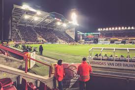 Het stadion is eigendom van stad waregem, maar de voetbalploeg sv zulte waregem gebruikt het stadion in erfpacht. Regenboogstadion Fankurve Sv Zulte Waregem Belgien Flutlichtfieber