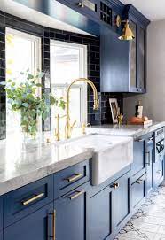 Blue and white transitional kitchen with gold pendants. Mimari Etkiler On Twitter Kitchen Remodel Design Timeless Kitchen Kitchen Trends
