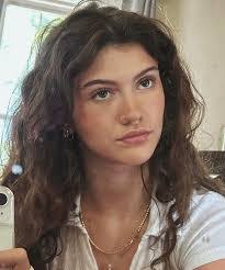 Scarlett Brooks's Instagram, Twitter & Facebook