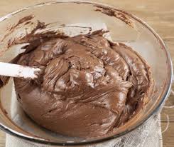La Creme Au Beurre Au Chocolat Est Une Creme A Base De Beurre Eau Sucre Chocolat Noir Jaune Creme Au Beurre Chocolat Creme Au Beurre Facile Creme Au Beurre