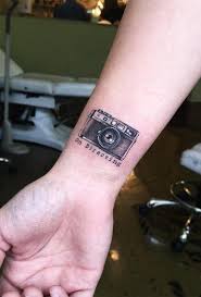 Tiempo Y Recuerdos El Significado De Tatuarse Una Camara De Fotos Tattoos Tatuajes Tatowierungen