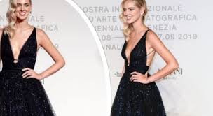 Visualizza altre idee su abito dior, dior, abiti. Chiara Ferragni Incanta Nell Abito Nero Dior Fan Cosi Si Fa Un Red Carpet