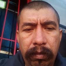 Se llama Victor Hugo razo Sanchez, Es mi hermano la última vez que lo vimos  fue el 31 de diciembre, Tiene 44 años, si lo has visto y tienes información  llama al