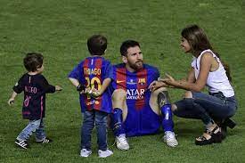 Lebron james is 5 feet 9 or (2.06m) in height. Messi Has A Gang Of Parents At Thiago School Parkview