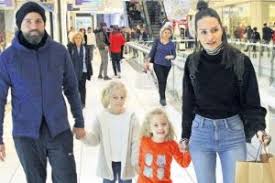 Önceki gece eşi emine hanım, oğlu i̇zzet ve gelini yasemin özilhan ile birlikte alaçatı tapu'da yemek yiyen işadamı daha sonra ailece yürüyüş yaptı. Yasemin Ozilhan Oyunculugu Dusunmuyorum Bursada Bugun Bursa Bursa Haber Bursa Haberi Bursa Haberleri Bursa
