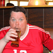 Isang lalaking Ingles na sobra sa timbang sa isang pub na umiinom ng beer,  ang pangalan niya ay Barry at nakasuot siya ng pulang jersey ng football. :  r/dalle2