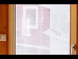 Jalousien können auch im scheibenzwischenraum der fenster angebracht werden. Sichtschutz De Luxe Innenliegende Jalousie Plissee Rollo In Der Verglasung Hummel Blockhaus Youtube