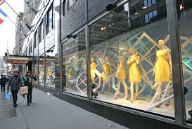 Bloomingdale S Lexington Avenue New York Throw Open A Window Or Step Outside And Voila Instant Cool Lexington Avenue Store Front Windows Shop Front Design