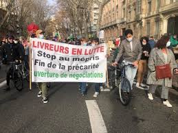 ⚽️ compte officiel de la #ligue1ubereats 📸 le championnat de france sous un autre angle 📝 testez vos. Lyon Les Livreurs Uber Eats Manifestent Devant Le Centre Commercial Part Dieu Actu Lyon