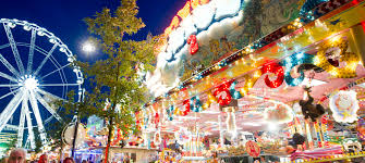 Het is tilburgse kermis eind jaren 80′.henk krol was in die tijd redacteur van de gaykrant en zat op de maandag van de kermis bij zijn ouders op het balkon op de paleisring. Nostalgie Op Tilburgse Kermis Max Vandaag