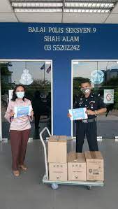 Polis menahan enam lelaki yang disyaki bergaduh di depan balai polis batu 10 di padawan, ahad lalu. Medtweetmy Official On Twitter Medtweetmy Wakil Dr Rafidah72 Melalui Tabung Covid19mtm Dengan Kerjasama Bersih Shangshai Telah Menyerahkan 1000 Masks Dan 12 Botol Hand Sanitisers Kepada Balai Polis Seksyen 9 Shah Alam Dalam
